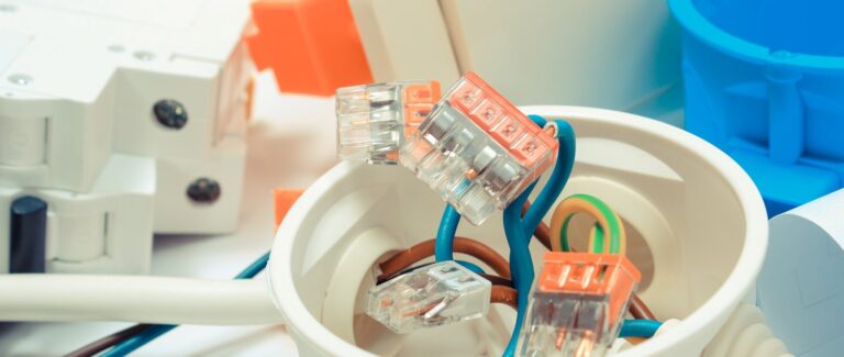 Jak prawidłowo wybrać i zainstalować końcówki kablowe dla instalacji elektrycznych