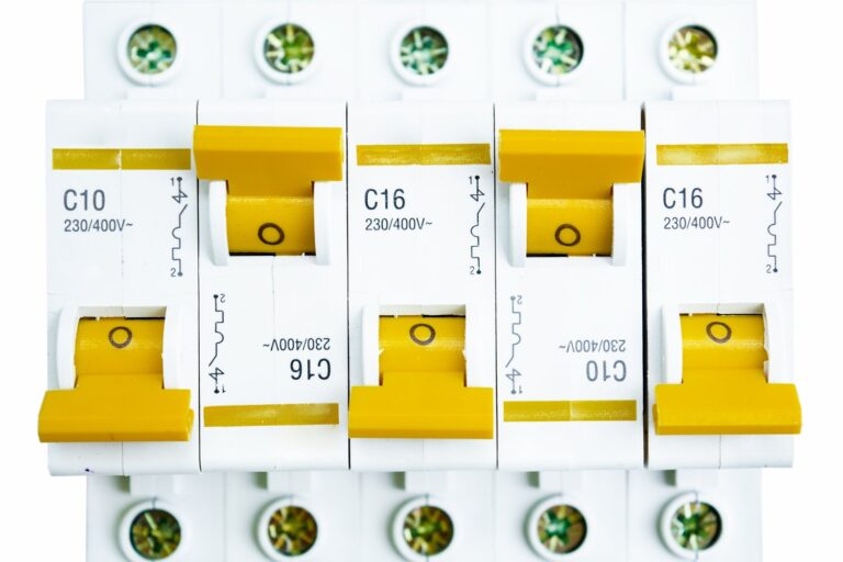 Jak wybrać odpowiedni bezpiecznik B16 dla instalacji elektrycznej