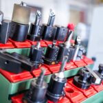 Jak wybrać odpowiednie narzędzia do profesjonalnej pracowni elektryczno hydraulicznej