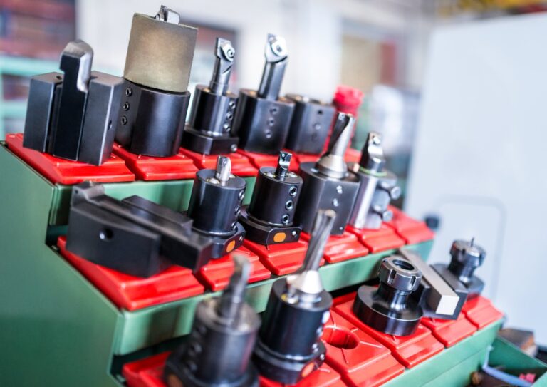 Jak wybrać odpowiednie narzędzia do profesjonalnej pracowni elektryczno hydraulicznej