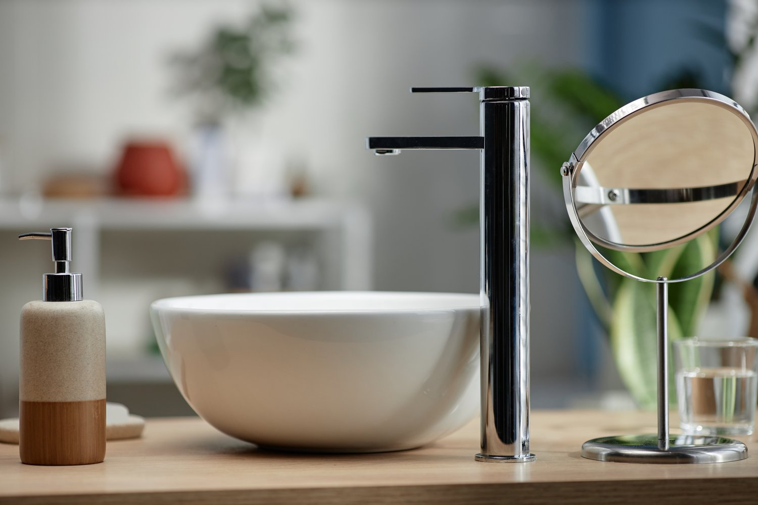 Czym różni się armatura podtynkowa od natynkowej w łazience?