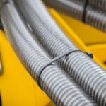 Czym różni się rura karbowana od spiralno-żebrowanej w ochronie kabli?