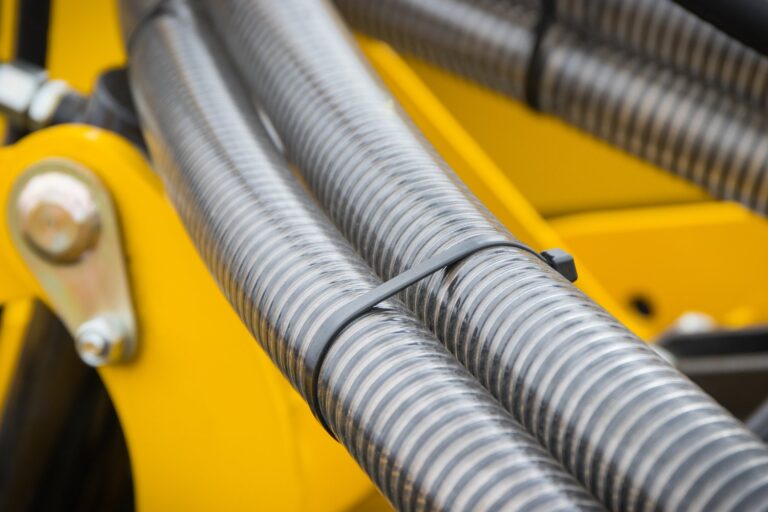 Czym różni się rura karbowana od spiralno-żebrowanej w ochronie kabli?