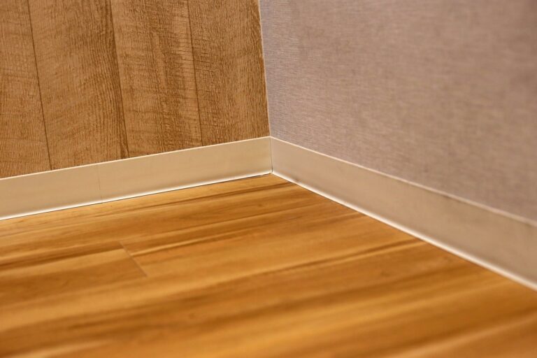 Czym się różni listwa przypodłogowa od listwy wykończeniowej?