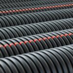 Czym się różni rura karbowana od spiralnej w instalacjach osłonowych?