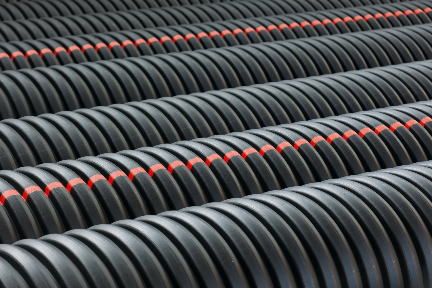 Czym się różni rura karbowana od spiralnej w instalacjach osłonowych?