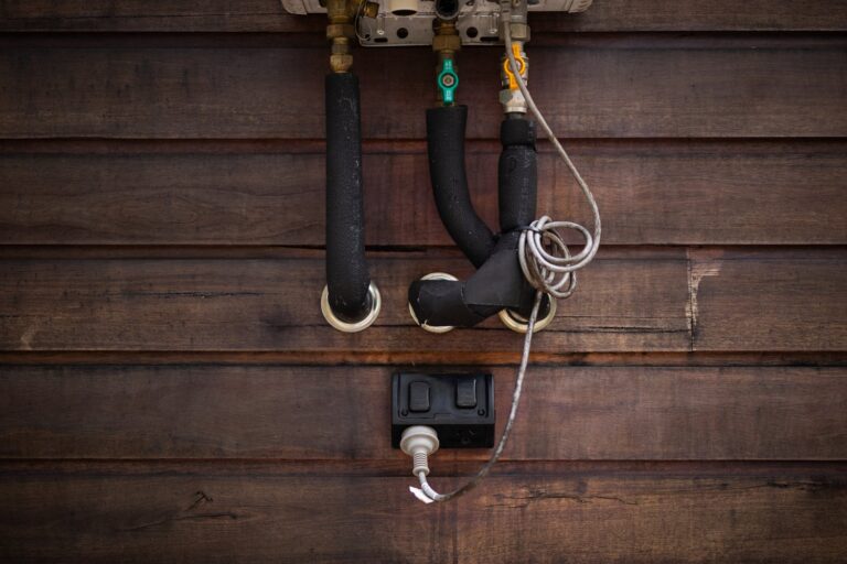 Jak prawidłowo uziemić wannę żeliwną w starym budownictwie?