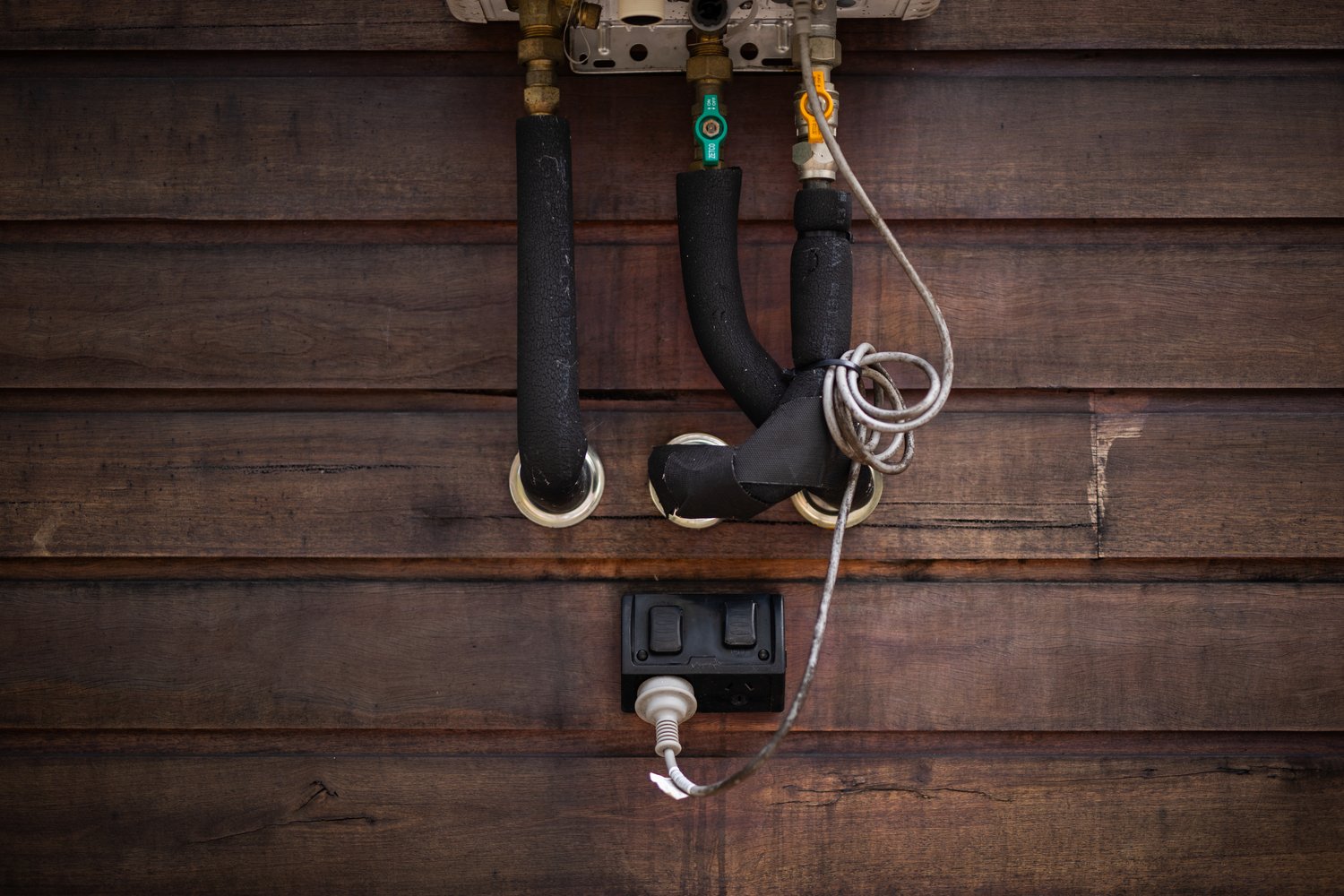 Jak prawidłowo uziemić wannę żeliwną w starym budownictwie?