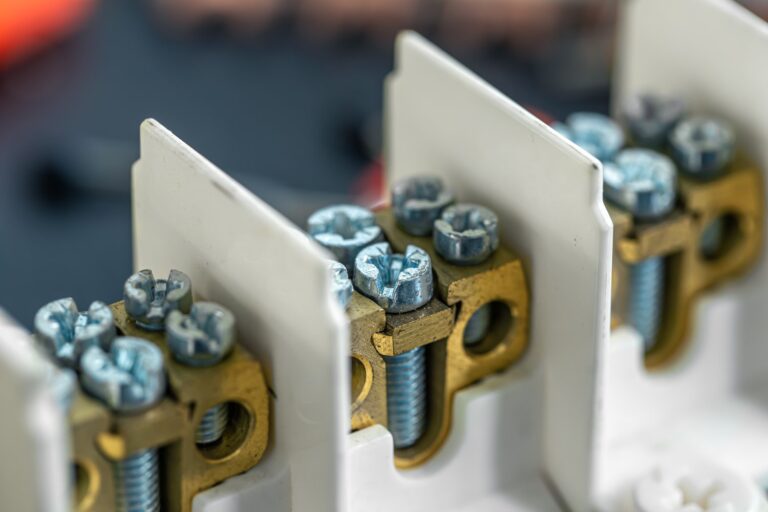 Jak wybrać odpowiedni stycznik 1 fazowy do instalacji elektrycznej