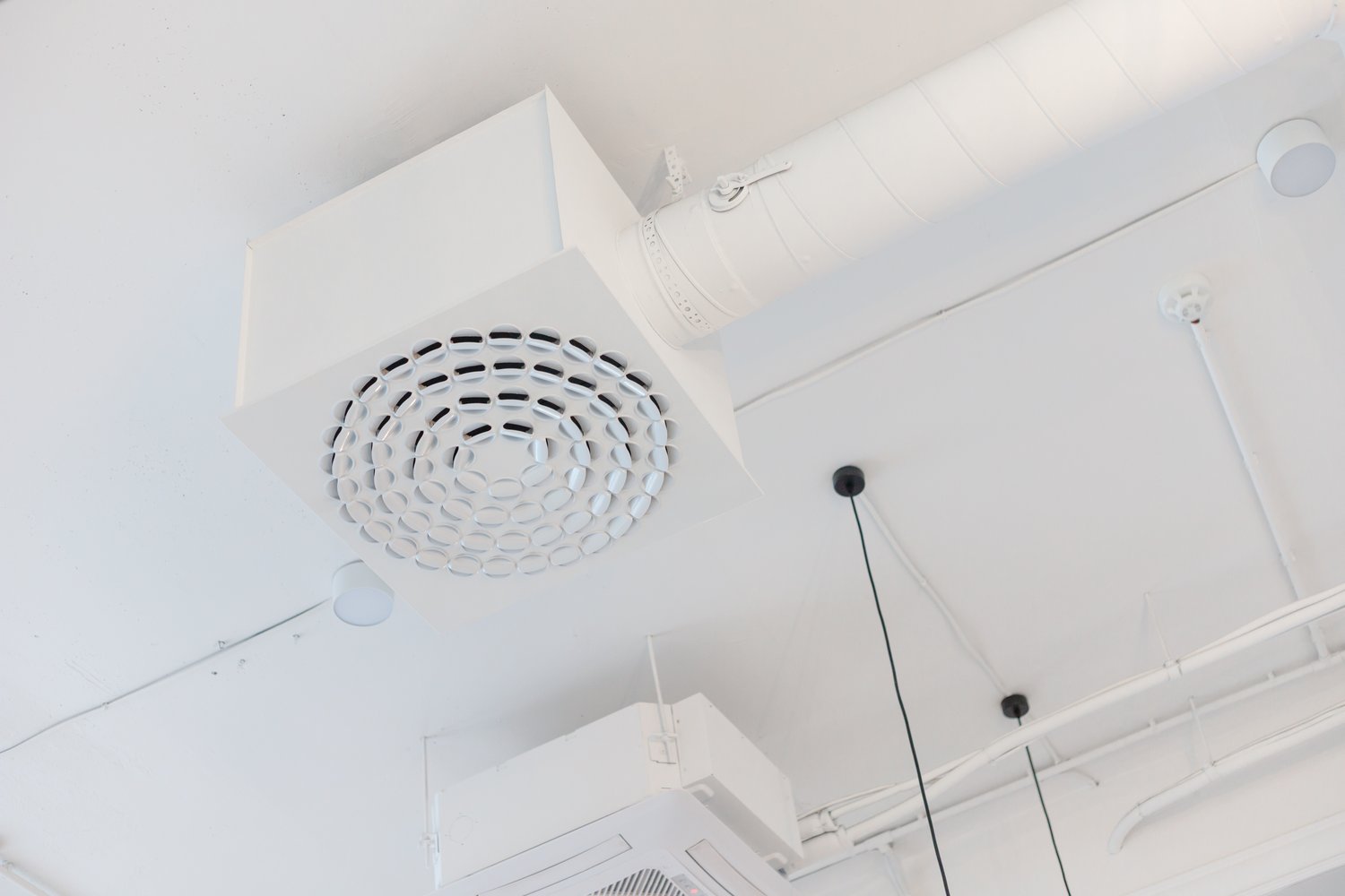 Jak wybrać odpowiednią kratkę wentylacyjną do łazienki i zapewnić skuteczną wentylację