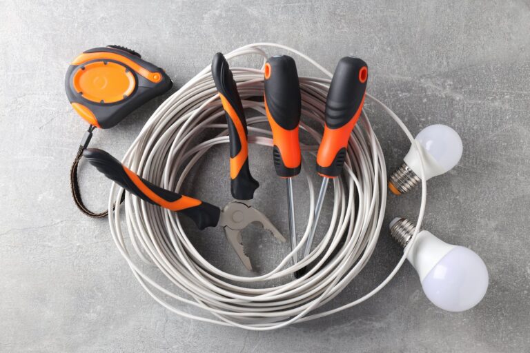 Jak wybrać odpowiednie narzędzia elektryczne do prac instalacyjnych w domu i firmie