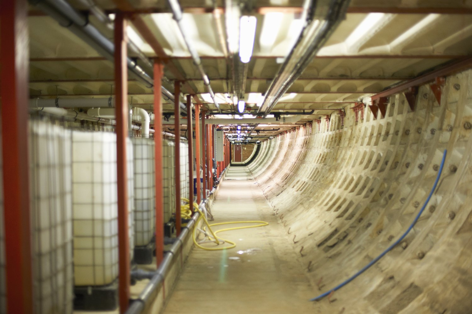 Jak zadbać o prawidłową wentylację w piwnicy? Praktyczne rozwiązania przeciw wilgoci