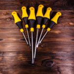 Jaki śrubokręt wybrać do prac elektrycznych? Przegląd narzędzi izolowanych