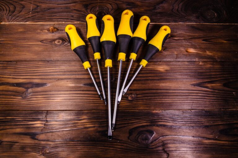 Jaki śrubokręt wybrać do prac elektrycznych? Przegląd narzędzi izolowanych