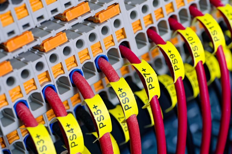 Jak prawidłowo oznakować rozdzielnice elektryczne zgodnie z normami bezpieczeństwa