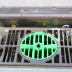 Jak prawidłowo zamontować kratę odwadniającą przy tarasie?