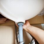 Jak prawidłowo zamontować syfon butelkowy pod umywalką?