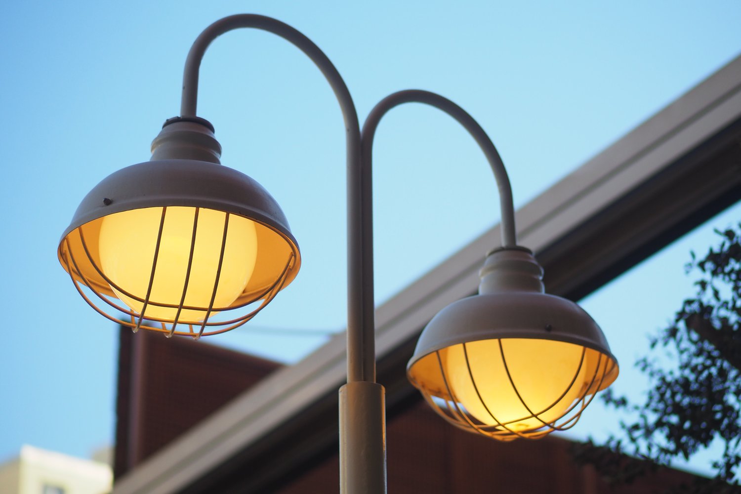 Jak wybrać odpowiedni wysięgnik do słupów oświetleniowych w Twojej instalacji