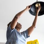 Jak wymienić żarówkę w lampie sufitowej z kloszem?