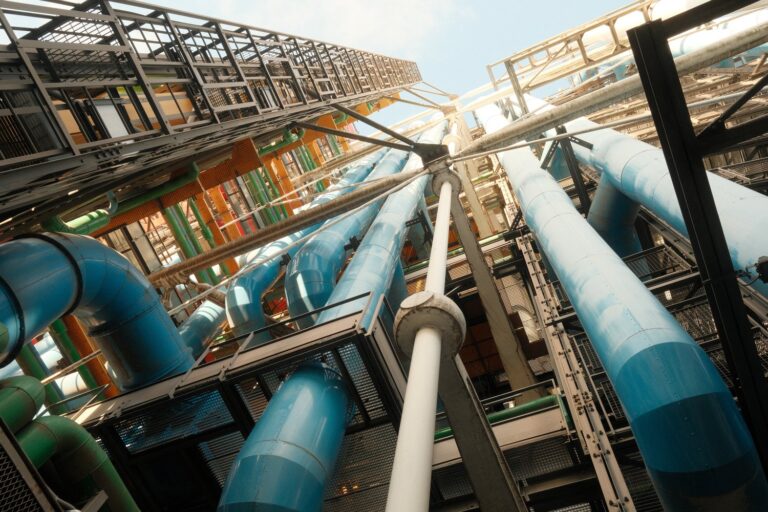 Praktyczne wskazówki dotyczące wyboru i montażu systemów instalacyjnych w budownictwie przemysłowym